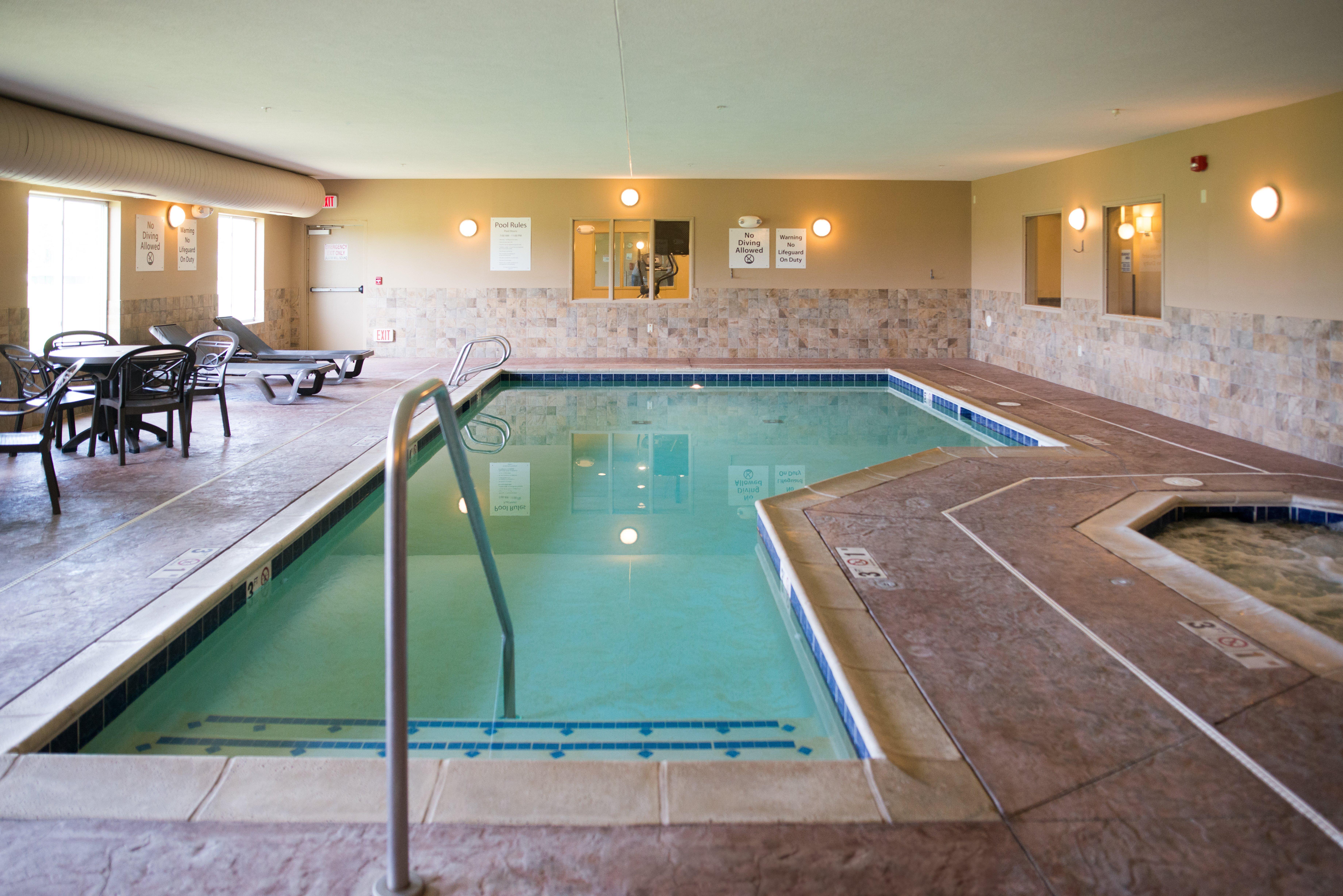 Holiday Inn Express & Suites Northwood By Ihg Silver Lake Esterno foto