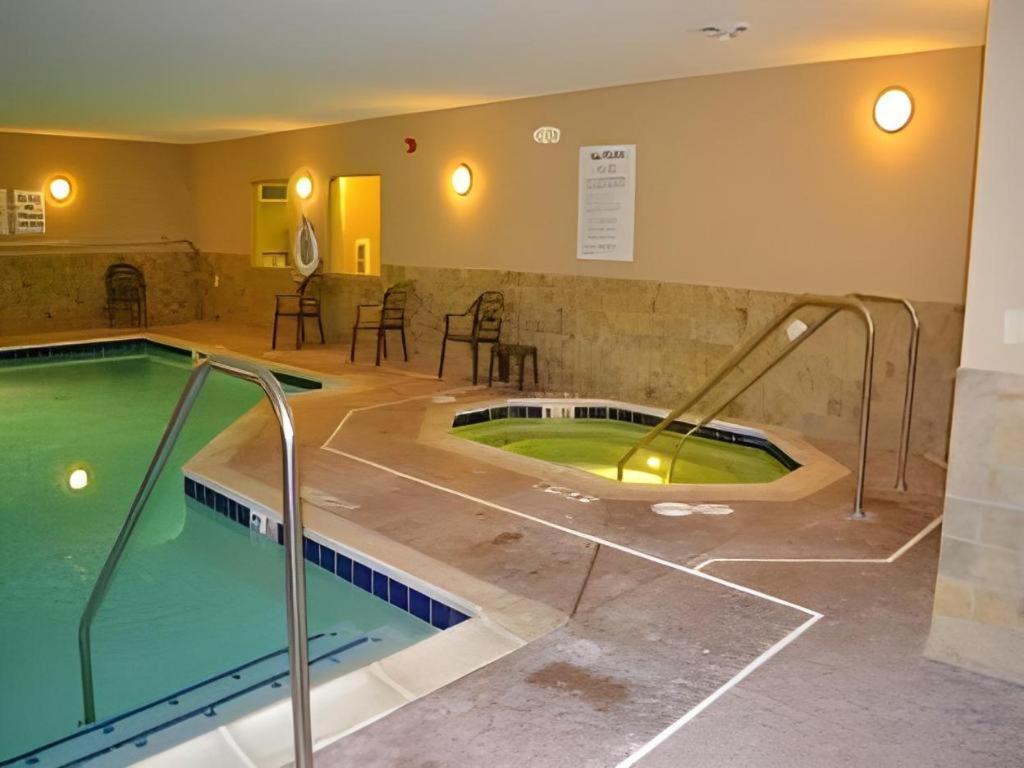 Holiday Inn Express & Suites Northwood By Ihg Silver Lake Esterno foto