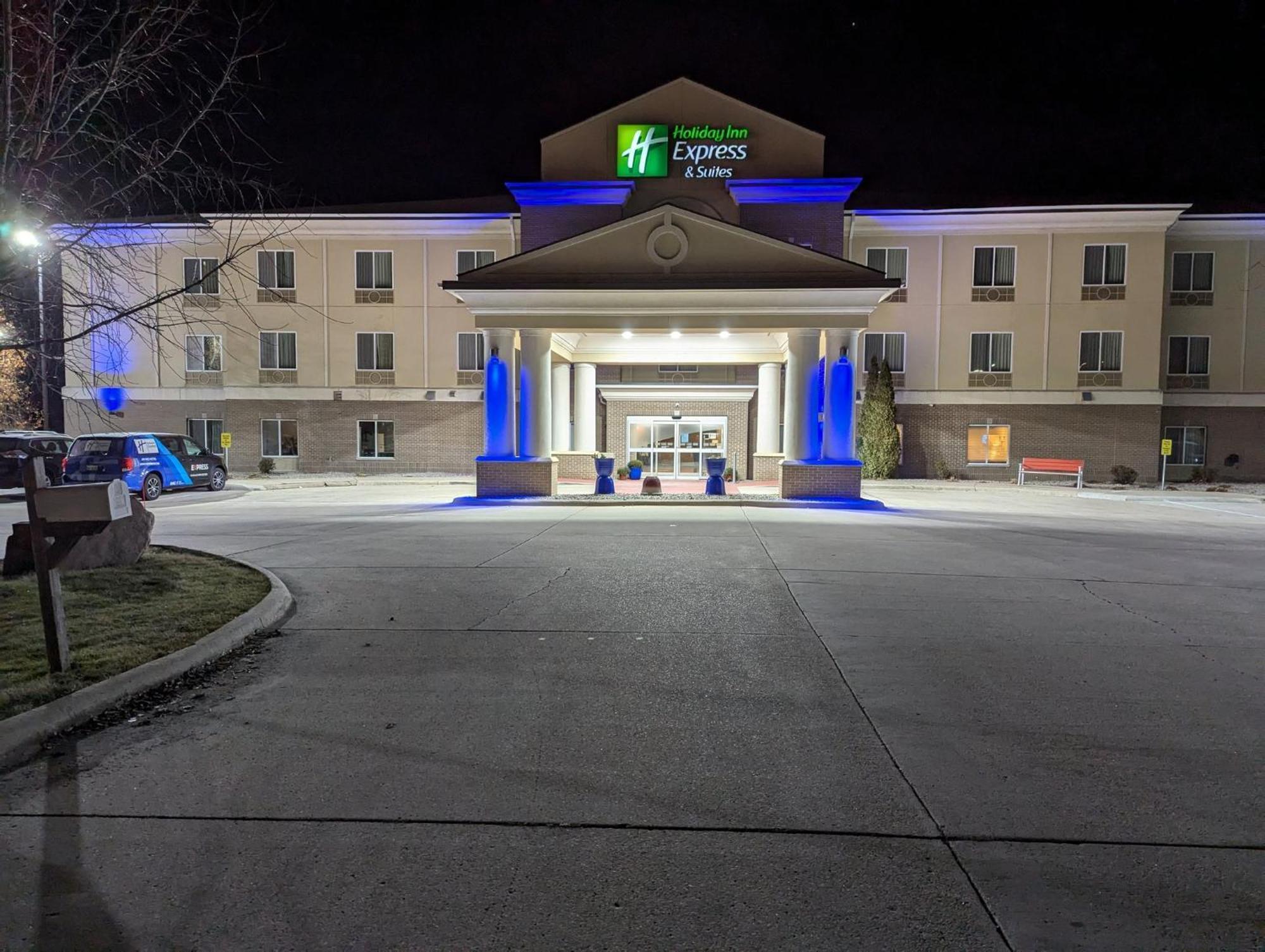Holiday Inn Express & Suites Northwood By Ihg Silver Lake Esterno foto