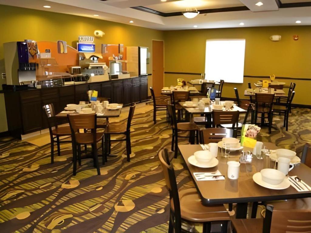 Holiday Inn Express & Suites Northwood By Ihg Silver Lake Esterno foto