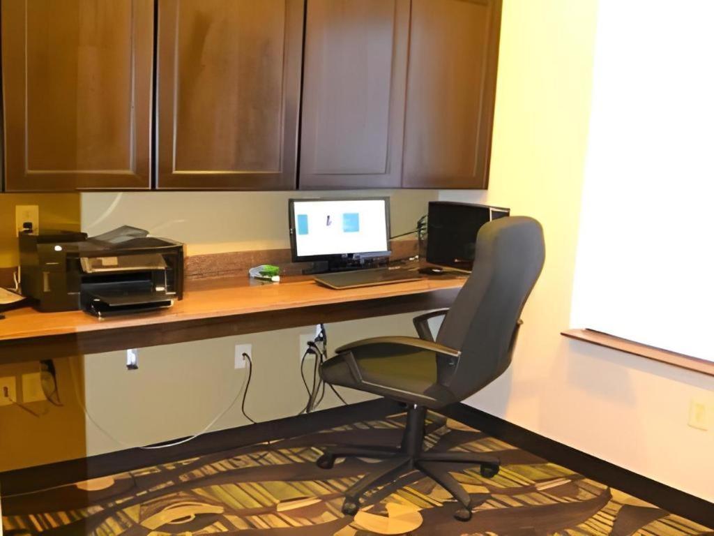 Holiday Inn Express & Suites Northwood By Ihg Silver Lake Esterno foto