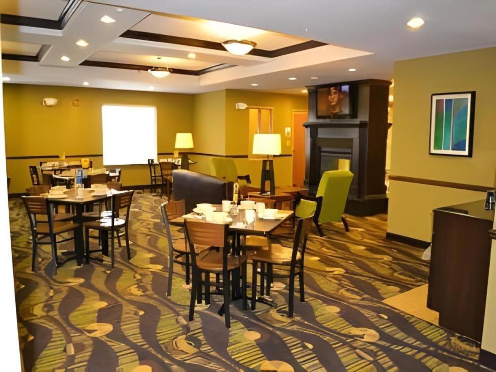 Holiday Inn Express & Suites Northwood By Ihg Silver Lake Esterno foto