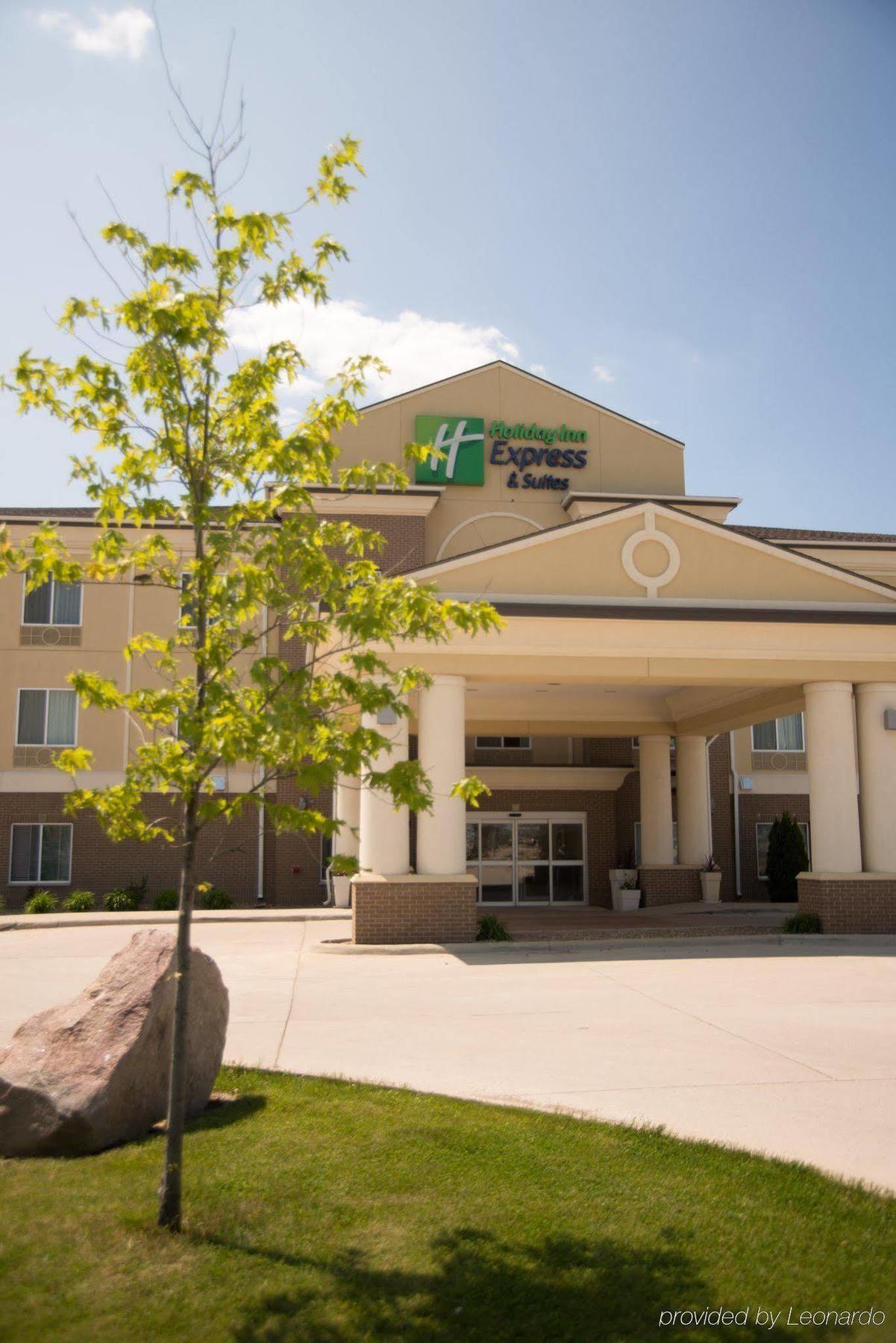Holiday Inn Express & Suites Northwood By Ihg Silver Lake Esterno foto